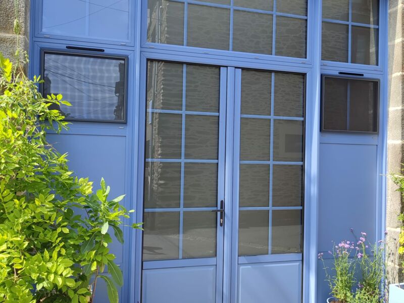 Menuiseries vitrées avec porte intégrée grande hauteur et imposte- Rennes - photo 1
