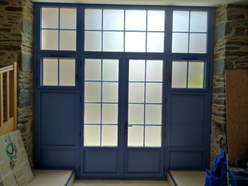 Menuiseries vitrées avec porte intégrée grande hauteur et imposte- Rennes - photo 1