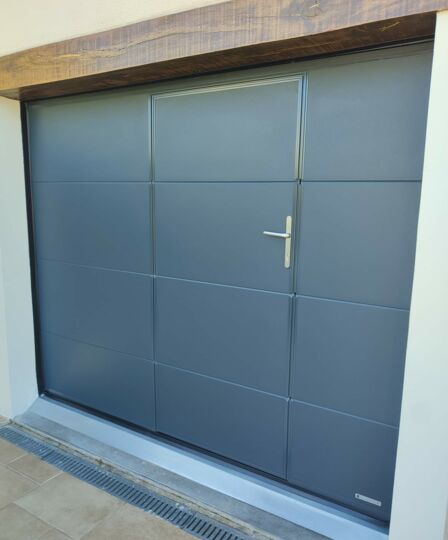 Porte de garage sectionnelle avec portillon intégré - Cesson Sévigné