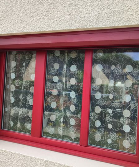 Pose de fenêtres rouges avec volets roulants intégrés - Pacé